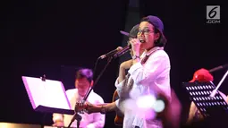 Vokalis grup musik Elek Yo Band, Menteri Keuangan Sri Mulyani saat tampil di Java Jazz Festival 2018, di JIExpo Kemayoran, Jumat (02/3). Grup musik ini dibentuk 30 tahun yang lalu dan baru manggung 2 kali. (Liputan6.com/Pool/Joan)