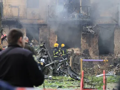 Petugas pemadam kebakaran memadamkan api di gedung perumahan lima lantai, lokasi serangan malam Rusia, di kota Rig Kryvyi, di tengah invasi Rusia ke Ukraina pada 13 Juni 2023.(Handout/The State Emergency Service Of Ukraine/AFP)