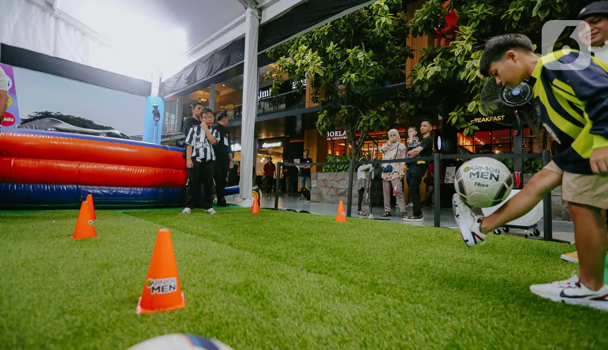 Hal yang paling menarik perhatian para fans pada Vidio Premier League Festival adalah mereka bisa berfoto bersama dengan Peter Schmeichel. (Liputan6.com/Faizal Fanani)