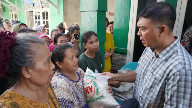 Anggota DPR RI Dapil Lampung 1, Rycko Menoza saat memberikan bantuan sosial kepada warga Bandar Lampung yang terdampak bencana banjir. Foto : (Istimewa).