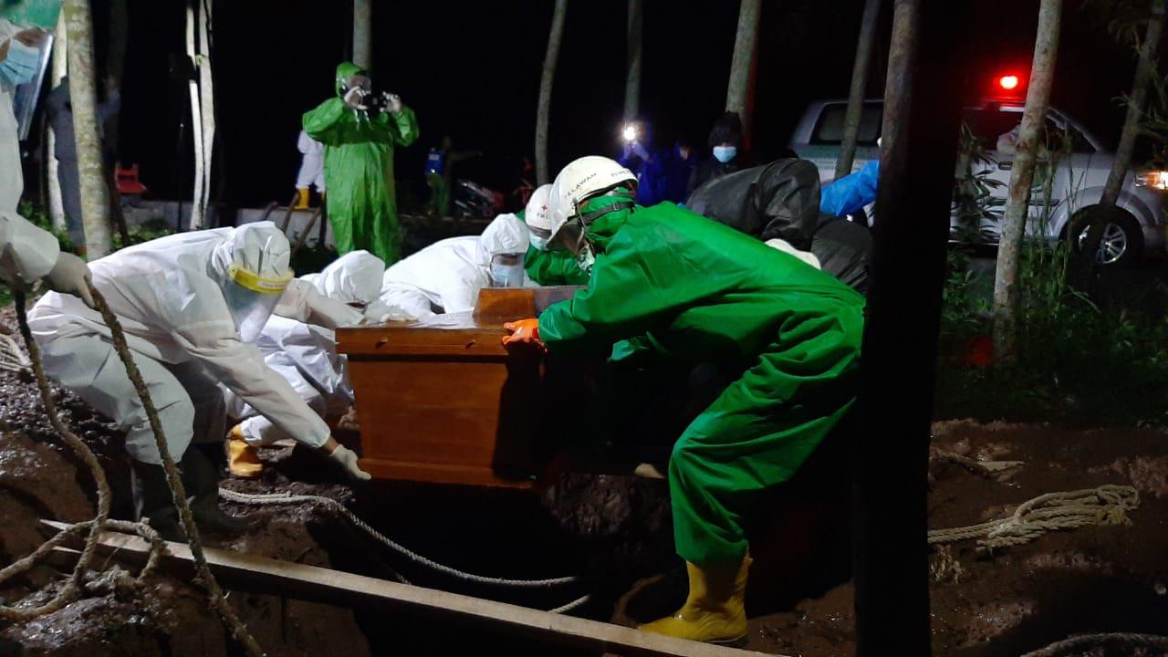 Proses pemakaman pasien positif COVID-19 di Purbalingga, benerapa waktu lalu. (Foto: Liputan6.com/Istimewa/Rudal Afgani)