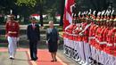 Presiden RI, Joko Widodo (Jokowi) mendampingi Presiden Presiden Republik Chile, Michelle Bachelet  Jeria memeriksa pasukan kehormatan saat upacara penyambutan kenegaraan di Istana Kepresidenan, Jakarta, Jumat (12/5). (Bay ISMOYO/AFP)