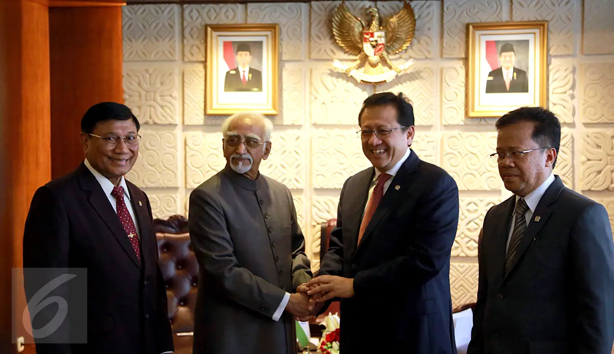 Wakil Presiden India Hamid Ansari (kedua kiri) berjabat tangan dengan Ketua DPD RI, Irman Gusman (kedua kanan), Jakarta, Selasa (3/11/2015). Pembicaraan fokus pada hubungan demokrasi dan budaya antara Indonesia dan India. (Liputan6.com/Johan Tallo)