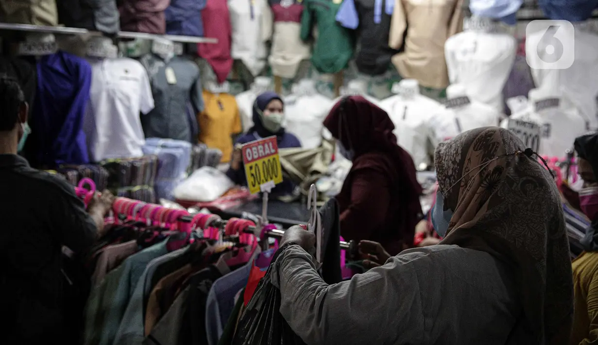 Warga memilih perlengkapan ibadah di Pasar Tanah Abang Blok A, Jakarta, Senin (4/4/2022). Penjualan busana muslim seperti mukena, kerudung, sajadah dan sarung mengalami peningkatan di bulan Ramadhan. (Liputan6.com/Faizal Fanani)