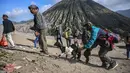 <p>Upacara Kasada itu merupakan ritual tahunan masyarakat Suku Tengger dengan melarung hasil bumi atau ternak ke kawah Gunung Bromo sebagai bentuk rasa syukur kepada Sang Pencipta. (Photo by Juni Kriswanto / AFP)</p>