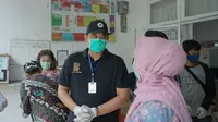 Menantu Presiden Republik Indonesia, Joko Widodo atau Jokowi, itu memberikan APD kepada para tenaga medis. Saat ini APD sangat dibutuhkan para tenaga medis