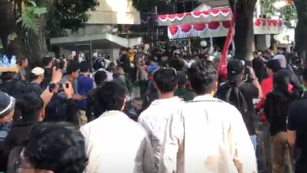Demo Ricuh Mahasiswa di Depan Gedung DPRD Sumut, Dipicu Polisi Tangkap Peserta Aksi