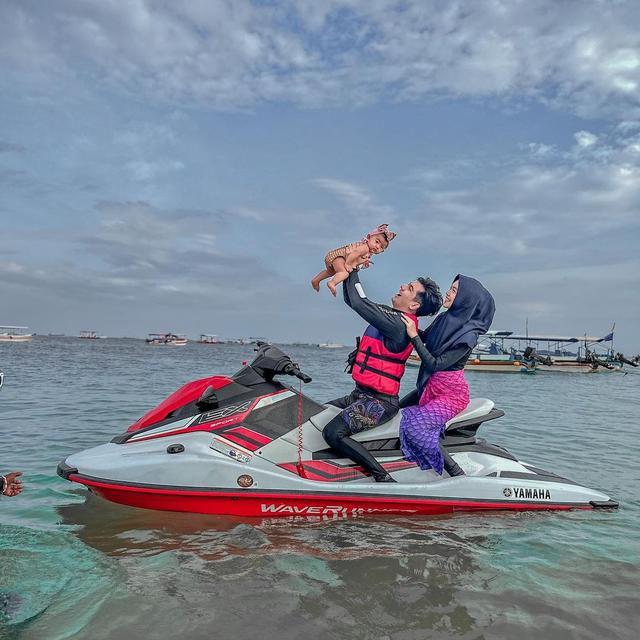 6 Potret Gaya Liburan Keluarga Ria Ricis di Bali, Kompak Pakai Piyama hingga Swimsuit