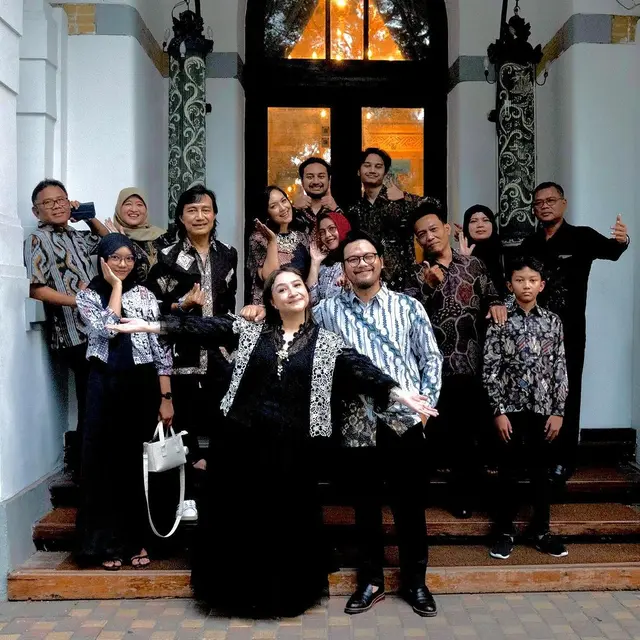 6 Potret Ira Wibowo Hadiri Acara Lamaran Chika Bagaskara Anak Sambungnya