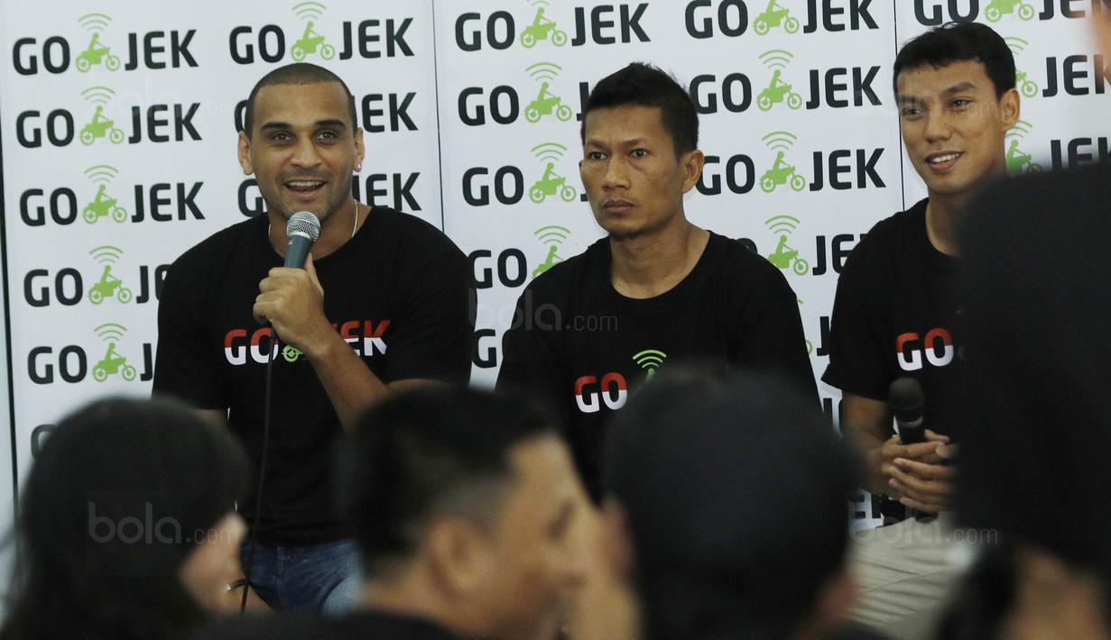 Pemain Persija, Bruno Lopes, menjawab pertanyaan saat jumpa fans di Kawasan Halim, Jakarta, Senin (2/10/2017). Acara yang diselenggarakan oleh Gojek tersebut menjadi ajang bertemunya The Jakmania dengan pemain idolanya. (Bola.com/M Iqbal Ichsan)