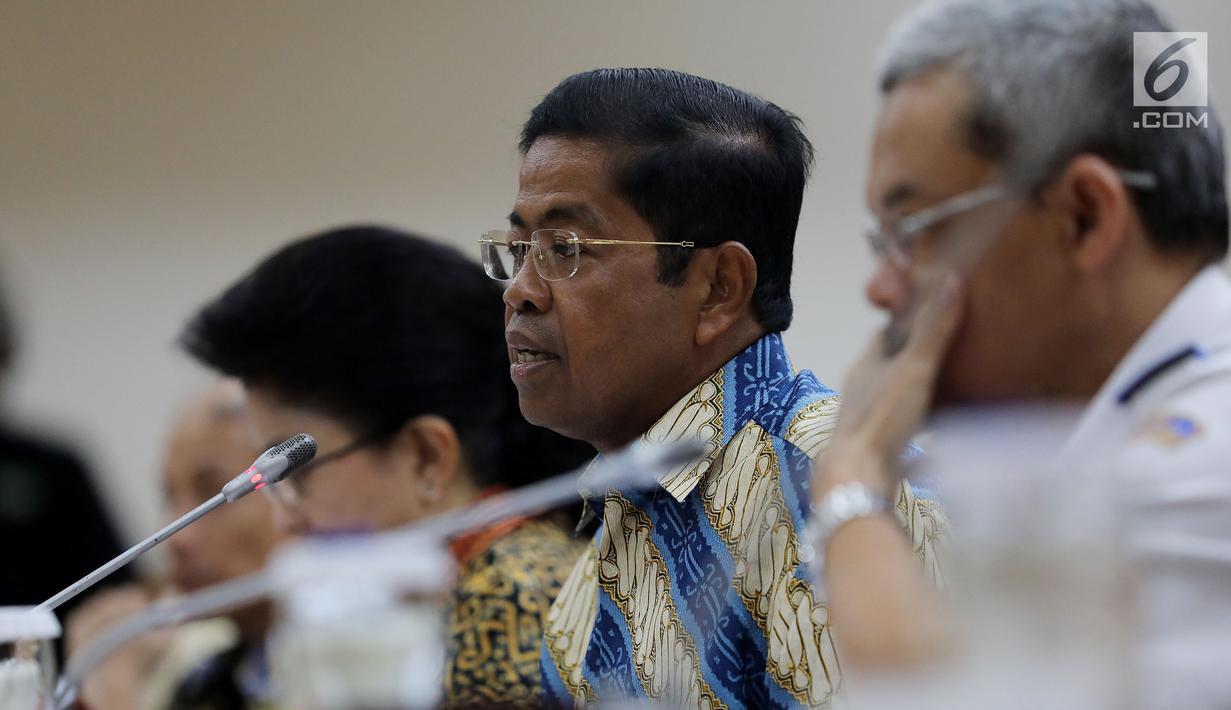 Mensos Idrus Marham (tengah) menyampaikan keterangan saat rapat konsultasi di Kompleks Parlemen, Jakarta, Kamis (1/2). Rapat ini membahas tindak lanjut penanganan KLB Wabah Campak dan Gizi Buruk di Kabupaten Asmat, Papua. Liputan6.com/JohanTallo)