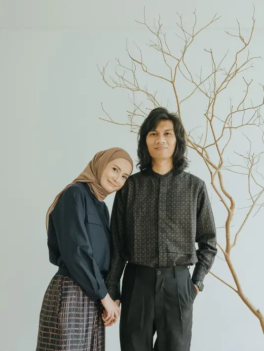 Dhatu Rembulan pun terlihat harmonis bersama sang suaminya, Tria Cangcuters dalam 10 tahun pernikahan. (FOTO: instagram.com/dhaturembulan/)