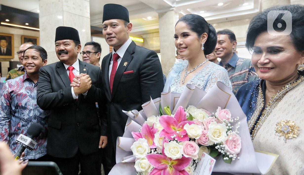 Menteri Agraria dan Tata Ruang/Kepala Badan Pertanahan Nasional (ATR/BPN) Agus Harimurti Yudhoyono (ketiga kiri) bersama Menko Polhukam Hadi Tjahjanto bersalam komando sesaat sebelum prosesi serah terima jabatan di Kementrian ATR/BPN, Jakarta, Rabu (21/2/2024). (Liputan6.com/Angga Yuniar)