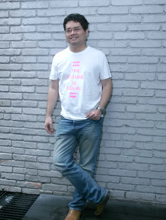 "Yang lebih menderita itu ya karena tidak bisa buka handphone karena notifikasinya penuh," canda Ananda Sukarlan saat ditemui di Fatmawati dilansir dari Liputan6. (Nurwahyunan/Bintang.com)