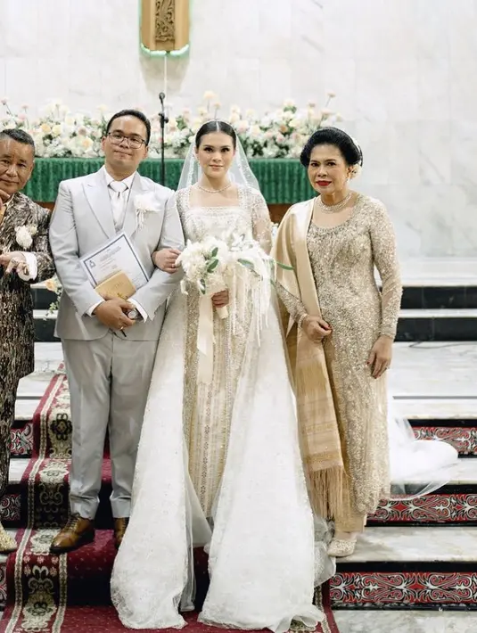 Di hari pernikahan, Fritz Hutapea dan Chen Giovani mengusung pernikahan adat Batak. Terlihat dari pakaian Chen, istri, dan putri Hotman Paris yang mengenakan kebaya dan songket. [@fcgweddings]