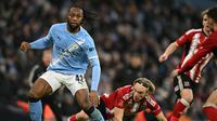 Pemain Man City, Antoine Semenyo, mencoba lepas dari penjagaan para pemain Exeter City pada lanjutan Piala FA, Sabtu malam WIB (10/1/2026). (Oli SCARFF / AFP)