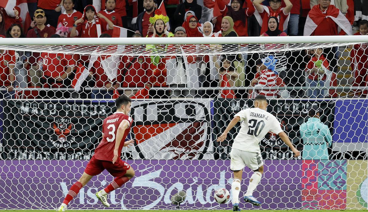 Pemain Irak, Osama Rashid, mencetak gol ke gawang Indonesia pada laga perdana Grup D Piala Asia 2023 di Ahmed bin Ali Stadium, Senin (15/01/2024). (AFP/Karim Jaafar)