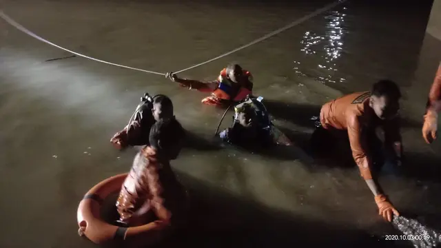 Evakuasi korban tenggelam di aliran irigasi Sungai Serayu, Banyumas. (Foto: Liputan6.com/Basarnas)