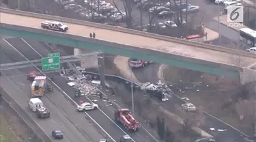 Truk kontainer hancur usai terjatuh dari jembatan layang di Bensalem, Pennsylvania, Amerika Serikat.