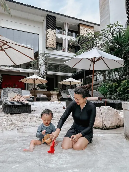 Berlibur di Bali, wanita 27 tahun ini juga mengajak sang anak untuk bermain pasir pantai. Keduanya tampak begitu kompak, bahkan sang anak juga membuat banyak netizen merasa gemas. (Liputan6.com/IG/@audimarissa)