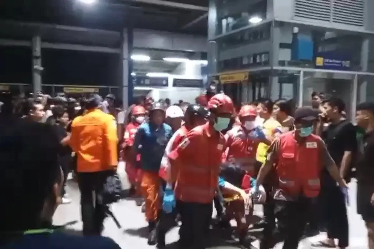 Petugas mengevakuasi korban tabrakan kereta di Bekasi