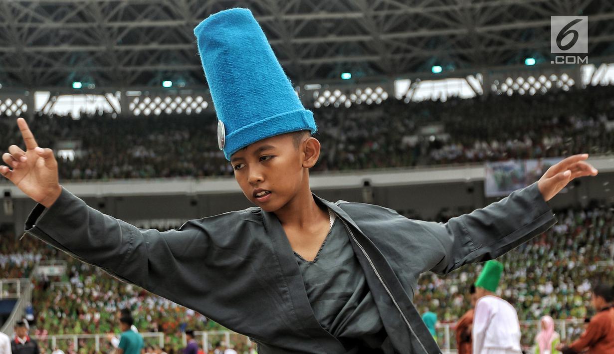 Penampilan penari sufi saat memeriahkan Harlah ke-73 Muslimat NU di SUGBK, Jakarta, Minggu (27/1). Para penari ini berasal dari Pondok Pesantren Savilil Muttaqin, Takeran, Magetan, Jawa Timur. (Liputan6.com/JohanTallo)