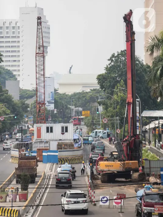 Aktivitas pekerja proyek pembangunan terowongan (underpass) Senen Extension di Pasar Senen, Jakarta, Sabtu (20/12/2019). Underpass yang pembangunan fisiknya ditarget selesai pada 2020 tersebut diharapkan dapat mengurangi kemacetan lalu lintas setempat. (Liputan6.com/Faizal Fanani)