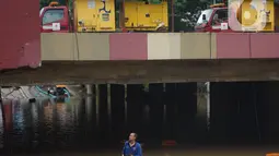 Petugas memasang pompa penyedot air di banjir yang menggenangi underpass Kemayoran, Jakarta, Senin (3/2/2020). Curah hujan tinggi menyebabkan banjir yang menggenangi kawasan tersebut lama surut sehingga menutup arus lalu lintas. (Liputan6.com/Immanuel Antonius)