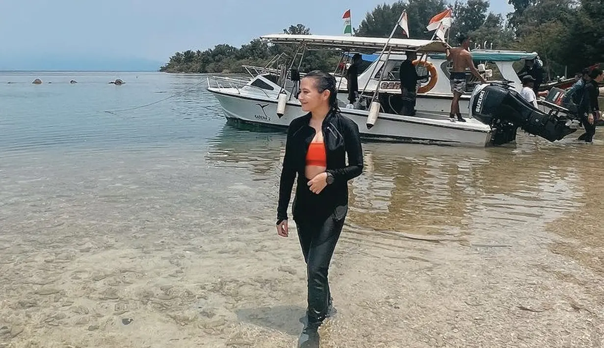 Prilly juga memiliki hobi diving, maka ia pun mengenakan baju diving hitam dengan crop top merah ketat sebagai inner. (@prillylatuconsina96)