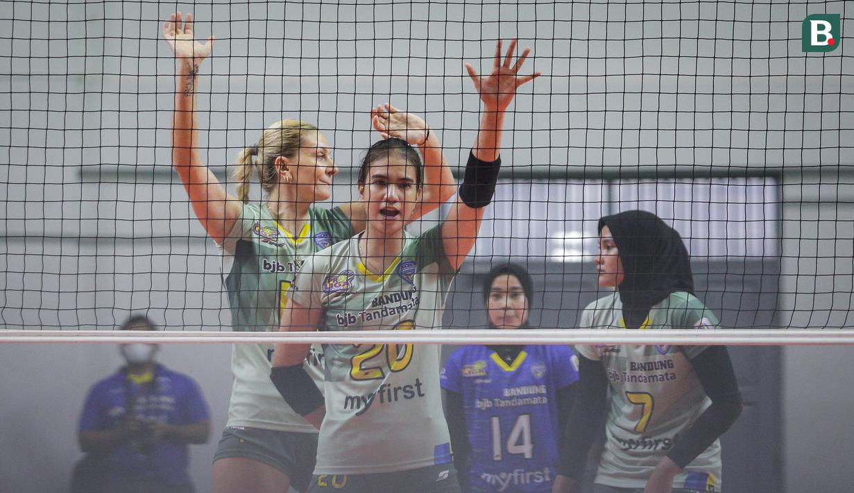 Pemain Bandung BJB Tandamata, Shella Bernadetha Onan saat laga lanjutan Proliga 2022 melawan Jakarta Elektrik PLN di Padepokan Voli Jenderal Polisi Kunarto, Sentul, Jumat (21/01/2022). (Bola.com/Bagaskara Lazuardi)