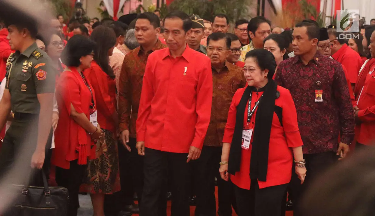 Presiden Jokowi didampingi Ketum PDIP Megawati Soekarnoputri saat menghadiri Rakornas Tiga Pilar PDI Perjuangan di ICE BSD, Tangerang Selatan, Sabtu (16/12). (Liputan6.com/Angga Yuniar)