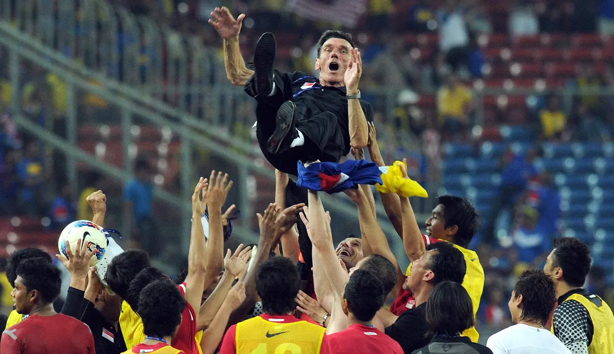 Radojko Avramovic. Pelatih asal Serbia berusia 73 tahun yang sejak Agustus 2019 berstatus tanpa klub ini menjadi pelatih dengan gelar Piala AFF terbanyak sepanjang sejarah. Total 3 trofi berhasil dikoleksinya bersama Timnas Singapura pada edisi 2004, 2007 dan 2012. Radojko Avramovic sendiri secara keseluruhan membesut Timnas Singapura selama 9 tahun mulai Juli 2003 hingga Desember 2012. Selain 3 gelar Piala AFF, ia juga berjasa membawa Timnas Singapura U-23 merebut medali perunggu pada ajang SEA Games 2007. (AFP/Saeed Khan)