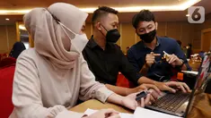 Instruktur menjelaskan modul IoT Garuda yang akan digunakan untuk membuat solusi internet of things (IoT) kepada peserta Hands On Workshop IoT Creation 2022 di Kota Bandung, Rabu (11/5/2022). Kegiatan hands on workshop merupakan pelatihan membuat solusi IoT berbasis modul IoT yang diadakan di 5 kota, yaitu Bandung, Bali, Yogyakarta, Surabaya, dan Jakarta yang hasilnya akan dikompetisikan untuk mencari solusi IoT buatan dalam negeri. (Liputan6.com/HO/ASIOTI)