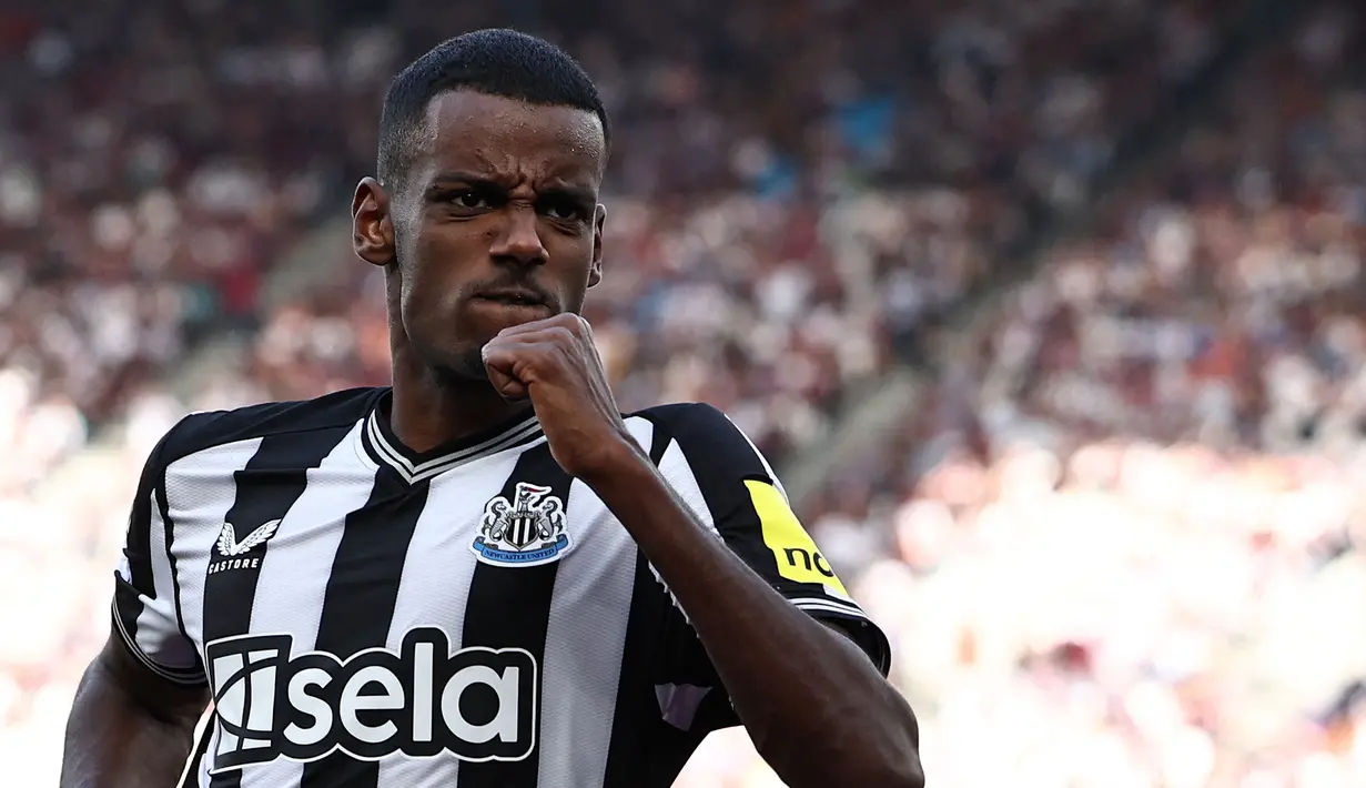 Pemain Newcastle, Alexander Isak merayakan gol kedua timnya ke gawang West Ham United pada laga lanjutan Liga Inggris 2023/2024 di London Stadium, London, Inggris, Minggu (08/10/2023) malam WIB. Isak berhasil mencetak dua gol pada laga tersebut. (AFP/Henry Nicholls)