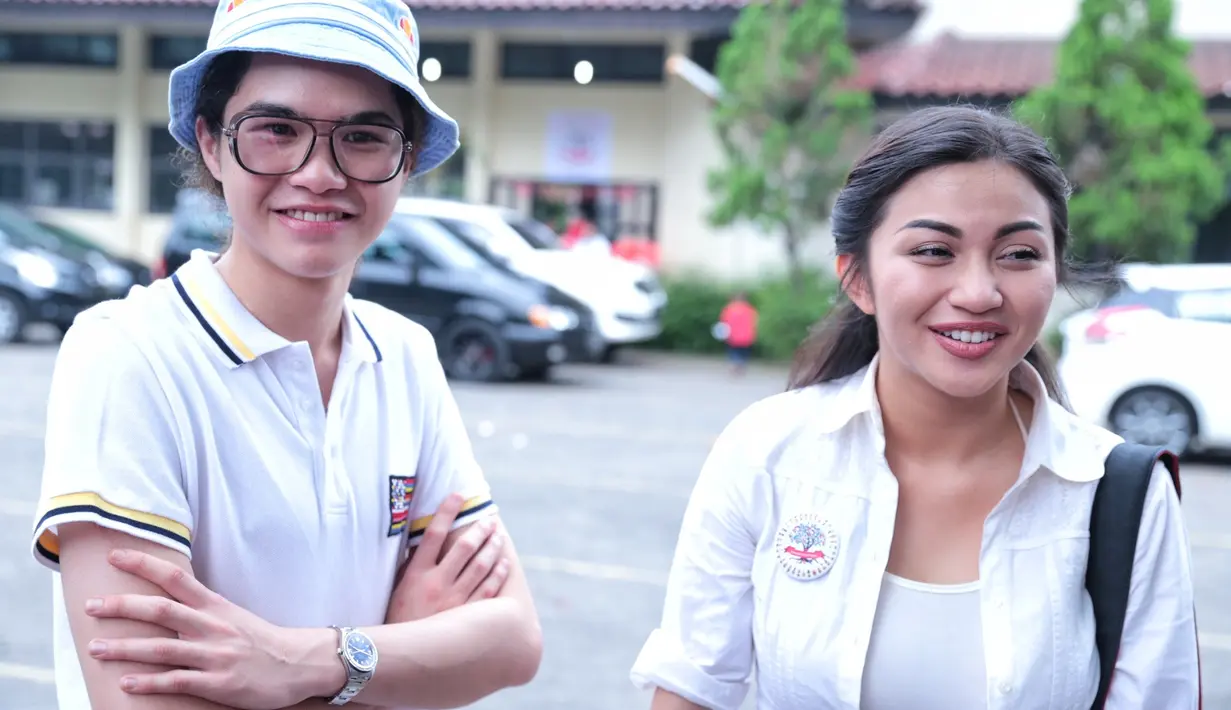 "Temen baik aja. Smart. Dan langka aja. Dia lebih suka musik vintage. Nyaman ya, kalau ga nyaman ya gak temenan. Salah satu teman saya yang pikirannya terbuka," kata Dul di kawasan Cisarua, Bogor, baru-baru ini. (Adrian Putra/Bintang.com)