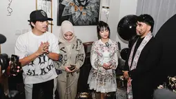 Kaget dengan surprise party tersebut, Thariq hanya bisa pasrah wajahnya tercoreng dengan kue ulang tahun. Meski Gen Halilintar absen di momen tersebut, netizen berkomentar bahwa Thariq terlihat begitu berbahagia dengan kejutan dari kakak sulungnya. (Liputan6.com/IG/@lucintaluna_manjalita)