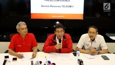 Direktur Network and IT Solution Zulhelfi Abidin (kiri), Dirut Telkom Indonesia Alex J. Sinaga (tengah) dan Direktur Wholesale and International Service Abdus Somad Arief saat memberi keterangan di Jakarta, Senin (29/8). (Liputan6.com/Angga Yuniar)