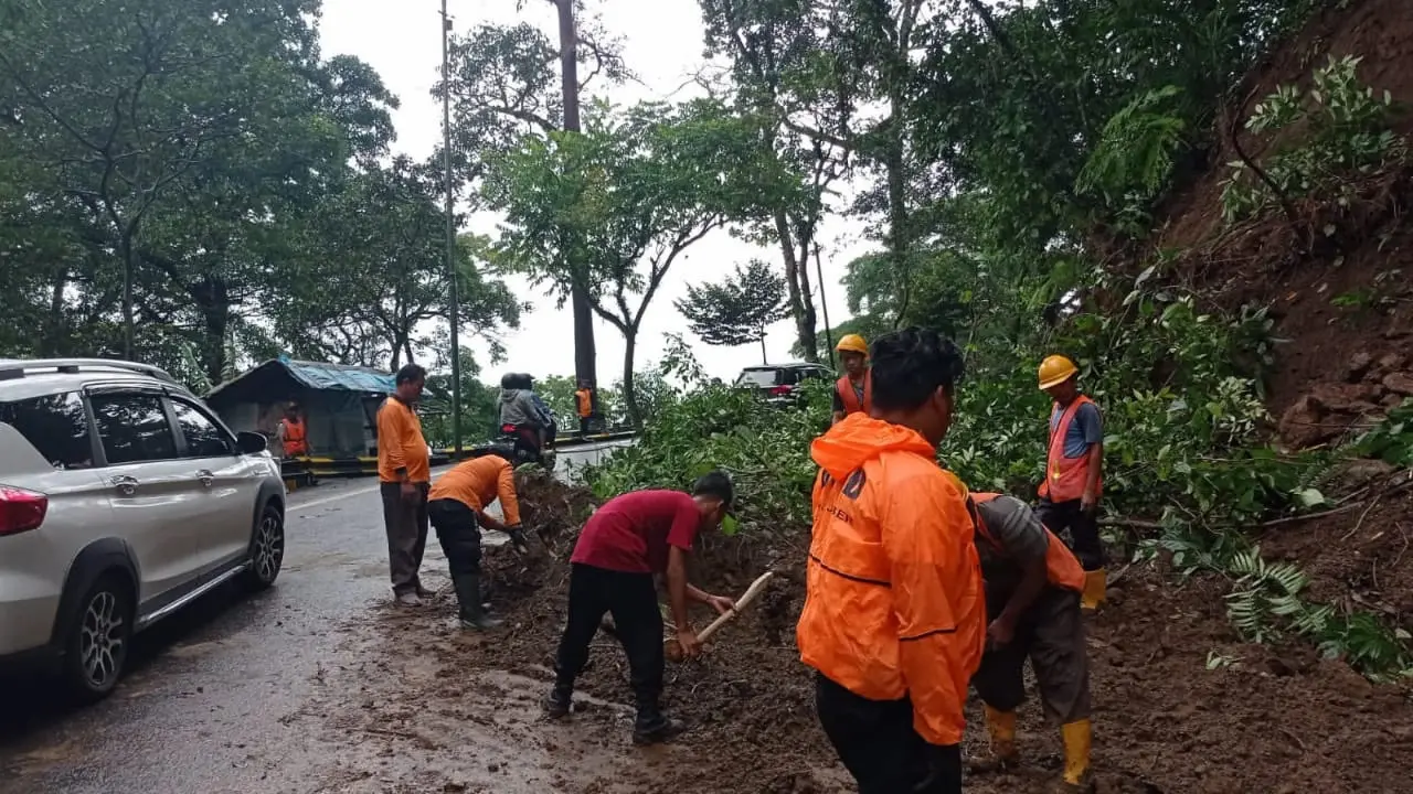 Tim reaksi cepat BPBD Jember membersihkan material longsor di Jalur Gunung Gumitir yang menghubungkan Jember-Banyuwangi. (Istimewa).
