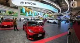 Suasana booth Toyota saat mendemonstrasikan produk terbaru dan inovatif pada Gaikindo Indonesia International Auto Show (GIIAS) 2024 di ICE BSD, Kabupaten Tangerang, Rabu (17/7/2024).  (Liputan6.com/Angga Yuniar)