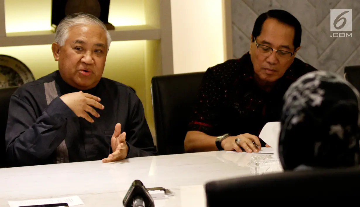 Din Syamsuddin (kiri) bersama Aliansi Masyarakat Peduli Tragedi Kemanusiaan Pemilu 2019 saat menemui Ketua DPR Bambang Soesatyo di Kompleks Parlemen, Jakarta, Selasa (14/5/2019). Pertemuan membahas banyaknya petugas KPPS yang meninggal dalam Pemilu 2019. (Liputan6.com/ JohanTallo)
