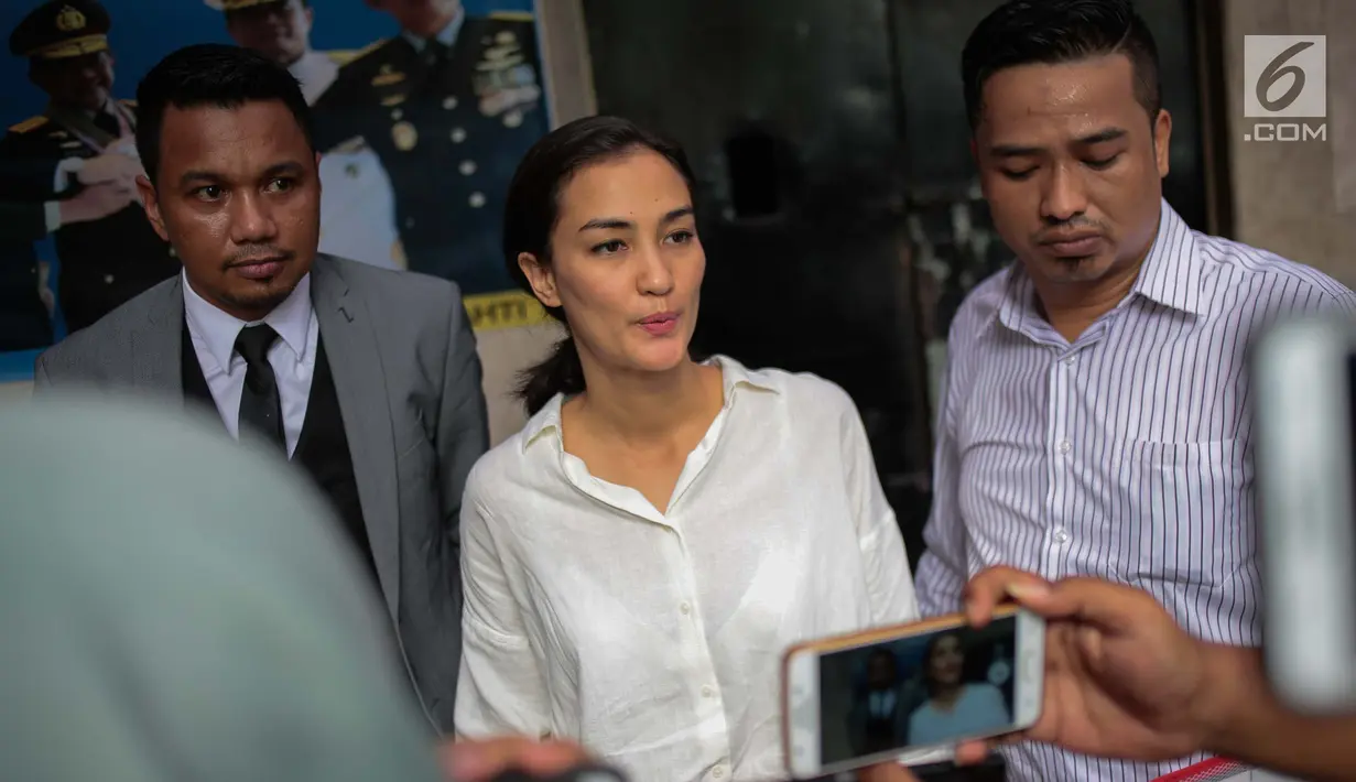 Artis yang juga anak Ratna Sarumpaet, Atiqah Hasiholan memberi keterangan kepada awak media di Polda Metro Jaya, Jakarta, Selasa (6/11). Atiqah menjenguk ibunya, Ratna Sarumpaet yang dikabarkan kondisi kesehatannya menurun. (Liputan6.com/Faizal Fanani)