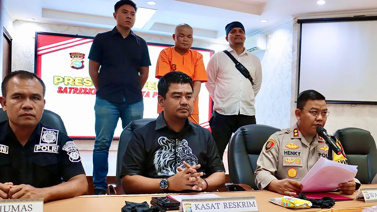 Konferensi pers penangkapan suami bunuh istri sirih di Polresta Pekanbaru.