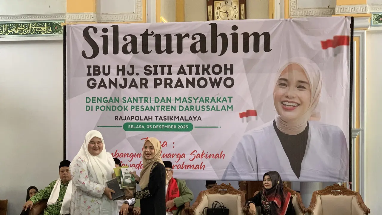 Siti Atikoh Supriyanti, istri calon presiden (capres) nomor urut tiga, Ganjar Pranowo, dalam silaturahmi Perempuan Nahdliyin se-Kabupaten Ciamis di Kota Ciamis dan Kota Banjar, Jawa Barat, Selasa (5/12/2023). (Liputan6.com/Delvira Hutabarat)