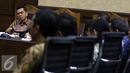 Terdakwa kasus dugaan suap raperda reklamasi di Pantai Utara Jakarta Mohammad Sanusi menyimak keterangan saksi saat menjalani sidang lanjutan di Pengadilan Tipikor, Jakarta, Senin (19/9). (Liputan6.com/Helmi Afandi)