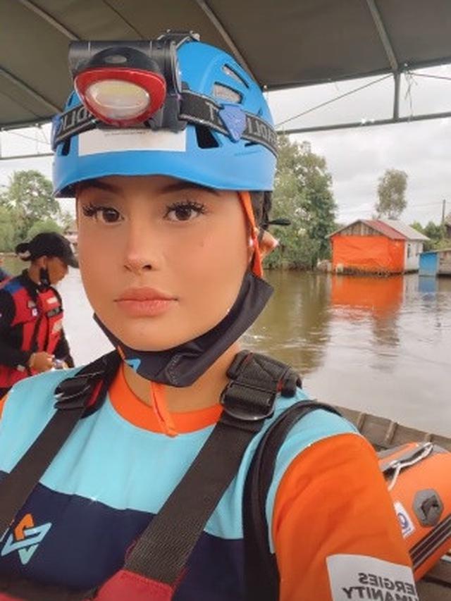 7 Potret Awkarin Jadi Relawan Banjir di Kalimantan Selatan Ini Tuai Pujian