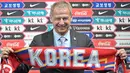 Jurgen Klinsmann ditetapkan sebagai pelatih Timnas Korea Selaatn sejak 27 Februari 2023 setelah sebelumnya sempat tanpa klub sejak meninggalkan Hertha Berlin pada 11 Februari 2020. Klub top Eropa yang sempat dibesutnya adalah Bayern Munchen pada musim 2008/2009. (AFP/Anthony Wallace)