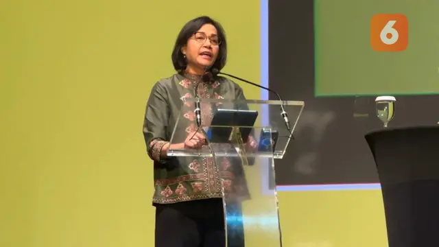 Menteri Keuangan RI Sri Mulyani mendapat penghargaan "Climate Hero Award" dari FPCI di Indonesia Net-Zero Summit 2024, Jakarta, Sabtu (24/8/2024). (Liputan6/Benedikta Miranti)