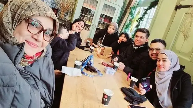 10 Potret Liburan Zaskia Sungkar dan Irwansyah ke Belanda, Tetap Aktif Berkuda