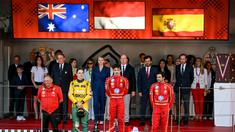 Pembalap Ferrari, Charles Leclerc (tengah) berhasil memenangkan balapan Formula 1 GP Monaco 2024 di Circuit de Monaco, Minggu (26/05/2024). Ini menjadi kemenangan kandang perdana pembalap asal Monaco tersebut. (AFP/Nicolas Tucat)