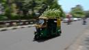 <p>Pengemudi bajaj Mahender Kumar mengendarai kendaraan dengan 'taman' di atapnya, di New Delhi, India pada 2 Mei 2022. Bajaj kuning dan hijau ada di mana-mana di jalan-jalan New Delhi tetapi kendaraan Mahendra Kumar sangat menonjol -- ia memiliki taman di atapnya bertujuan untuk menjaga penumpang tetap sejuk selama musim panas yang menyengat. (Money SHARMA / AFP)</p>
